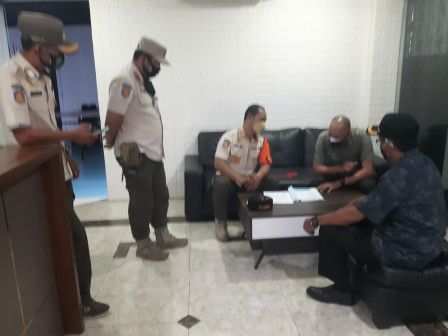 podiumnews.com-Tempat Usaha di Rukan Green Garden Kedoya Utara Disanksi Tutup Sementara